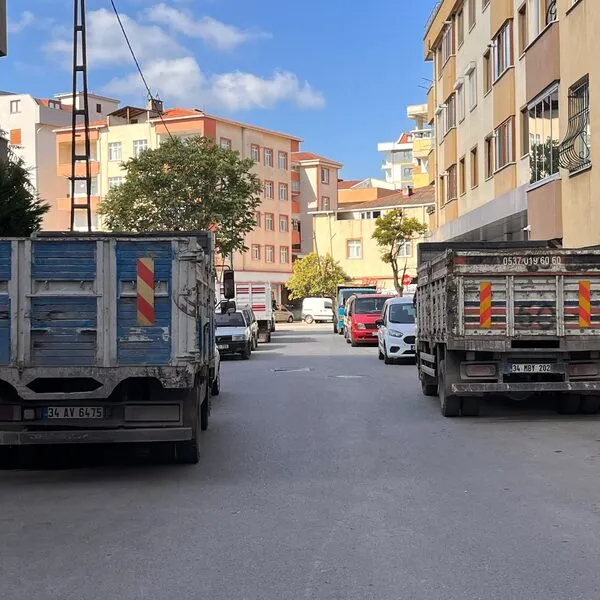 Sokakta bekleyen moloz yüklü kamyon