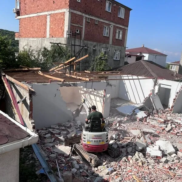 Yıkım ve kırım çalışması yapılan yapı