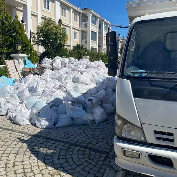 Torbalara doldurulmuş moloz ve taşıma kamyonu