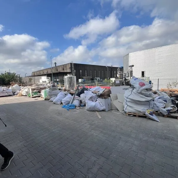 Geniş alanda biriken torbalı moloz yığınları