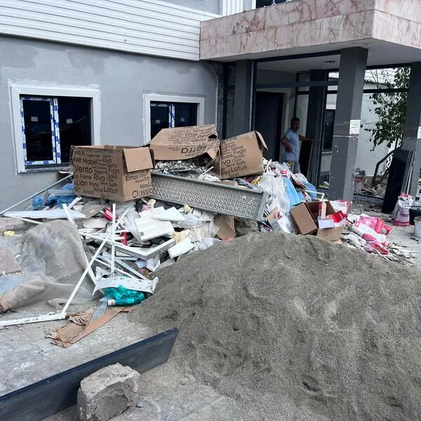 Tadilat sonrası bina girişindeki moloz yığını