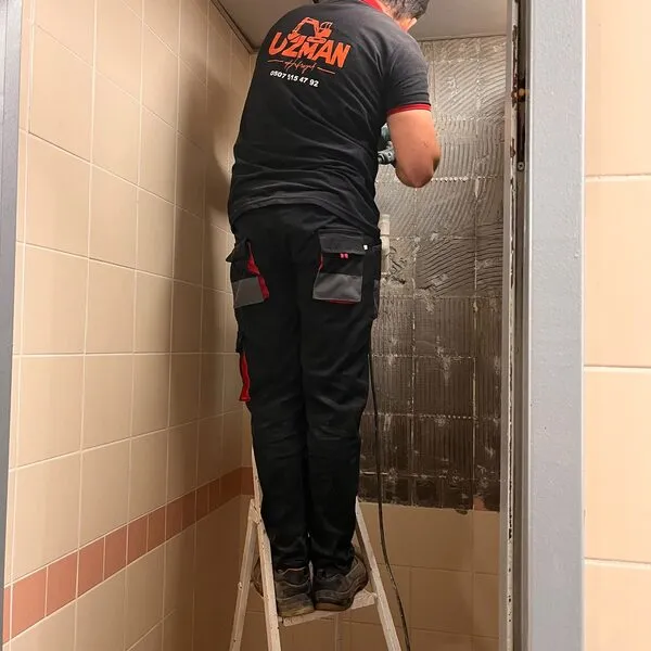 Banyo duvarındaki fayansları söken usta