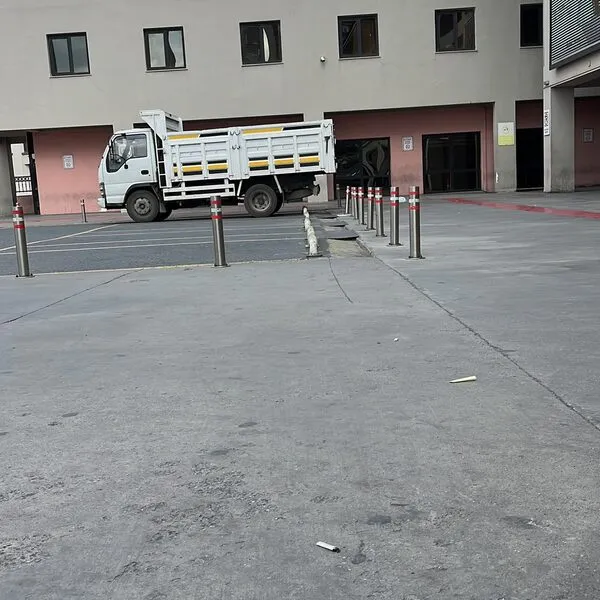 Site otoparkında bekleyen nakliye kamyonu